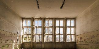 Изоставена сграда