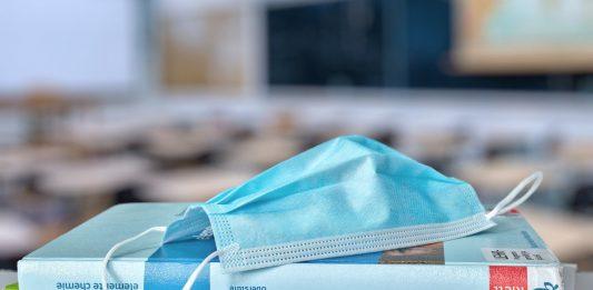 Класна стая, заразени ученици, маска