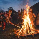 Кукер пали огън