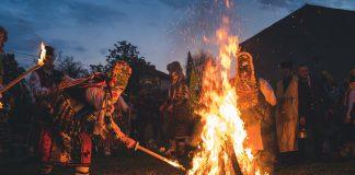 Кукер пали огън