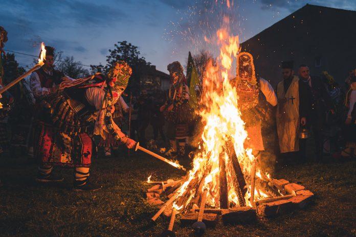 Кукер пали огън