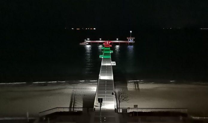 Мостикът светна в цветовете на националния трибагреник