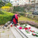 Преклонение върху гроба на Чудомир в Казанлък