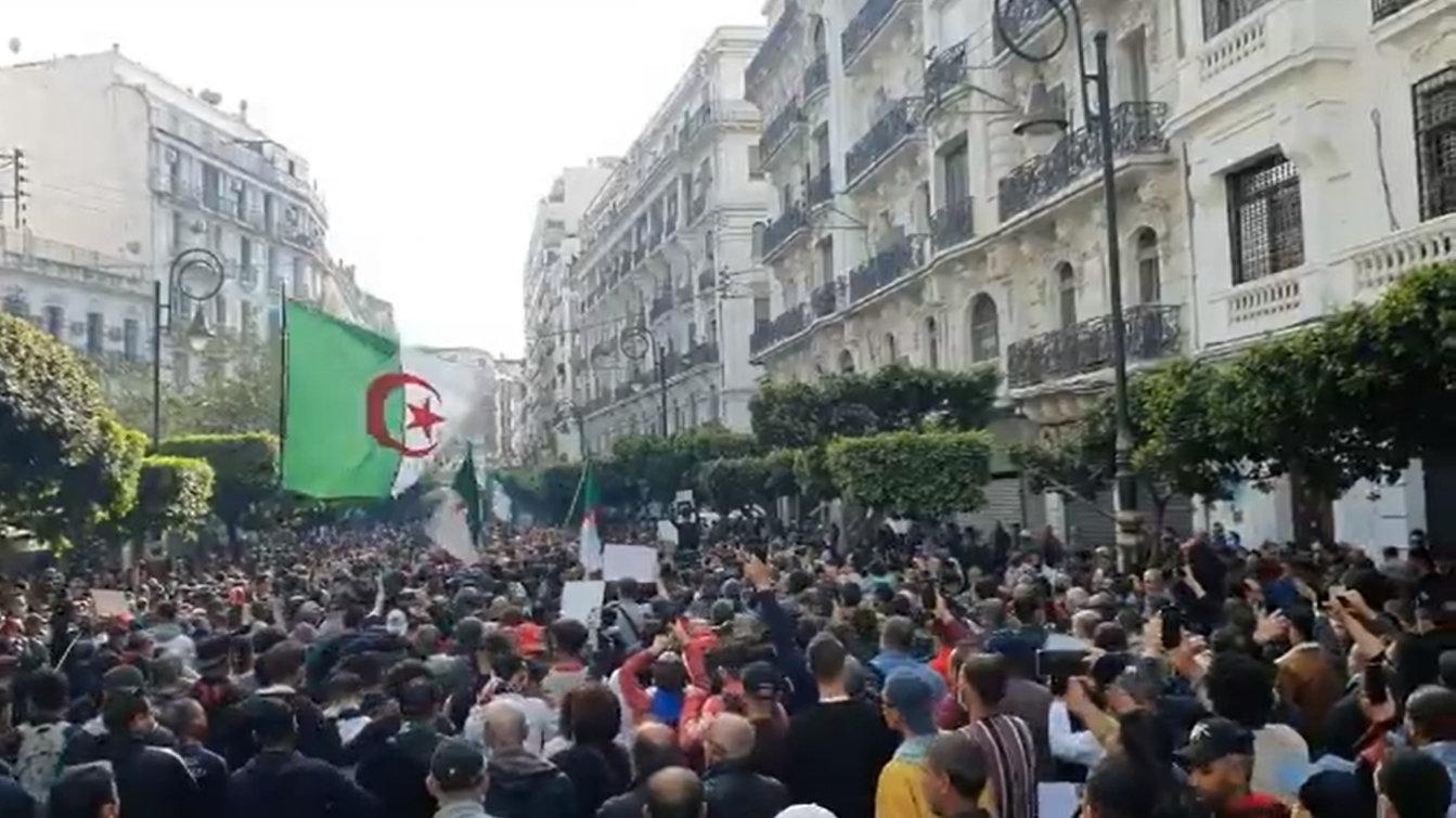 Алжир е поискал от 12 служители на френското посолство да