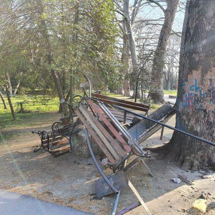 Счупени пейки