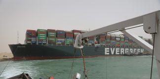 Контейнеровоз, заседнал в Суецкия канал