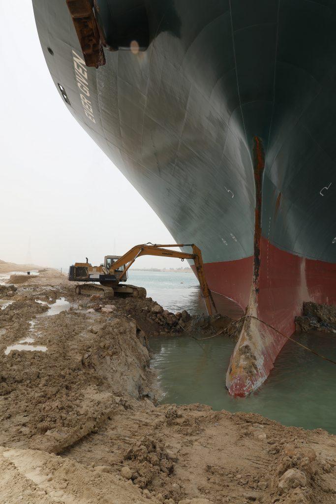 Контейнеровоз, заседнал в Суецкия канал