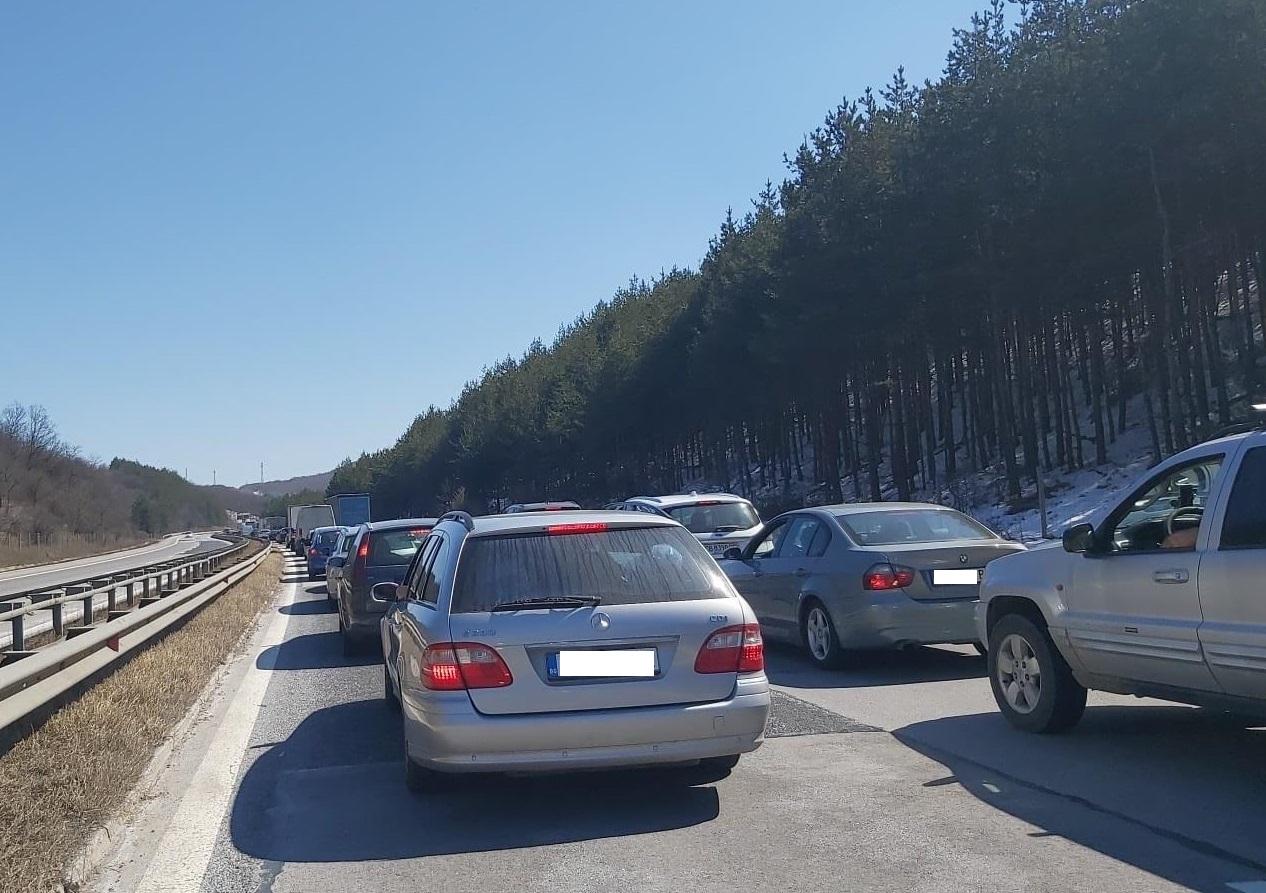 Лека катастрофа на автомагистрала Тракия преди разклона за Вакарел създава
