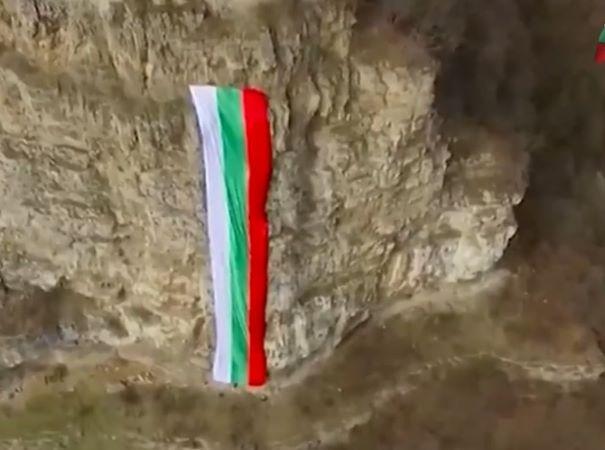 Кой шие 80-метровото знаме за местността „Малката Шипка”?
