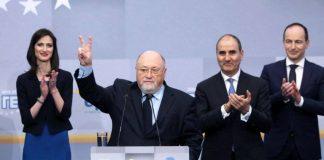 Александър Йорданов (на трибуната)