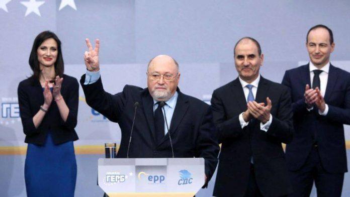 Александър Йорданов (на трибуната)