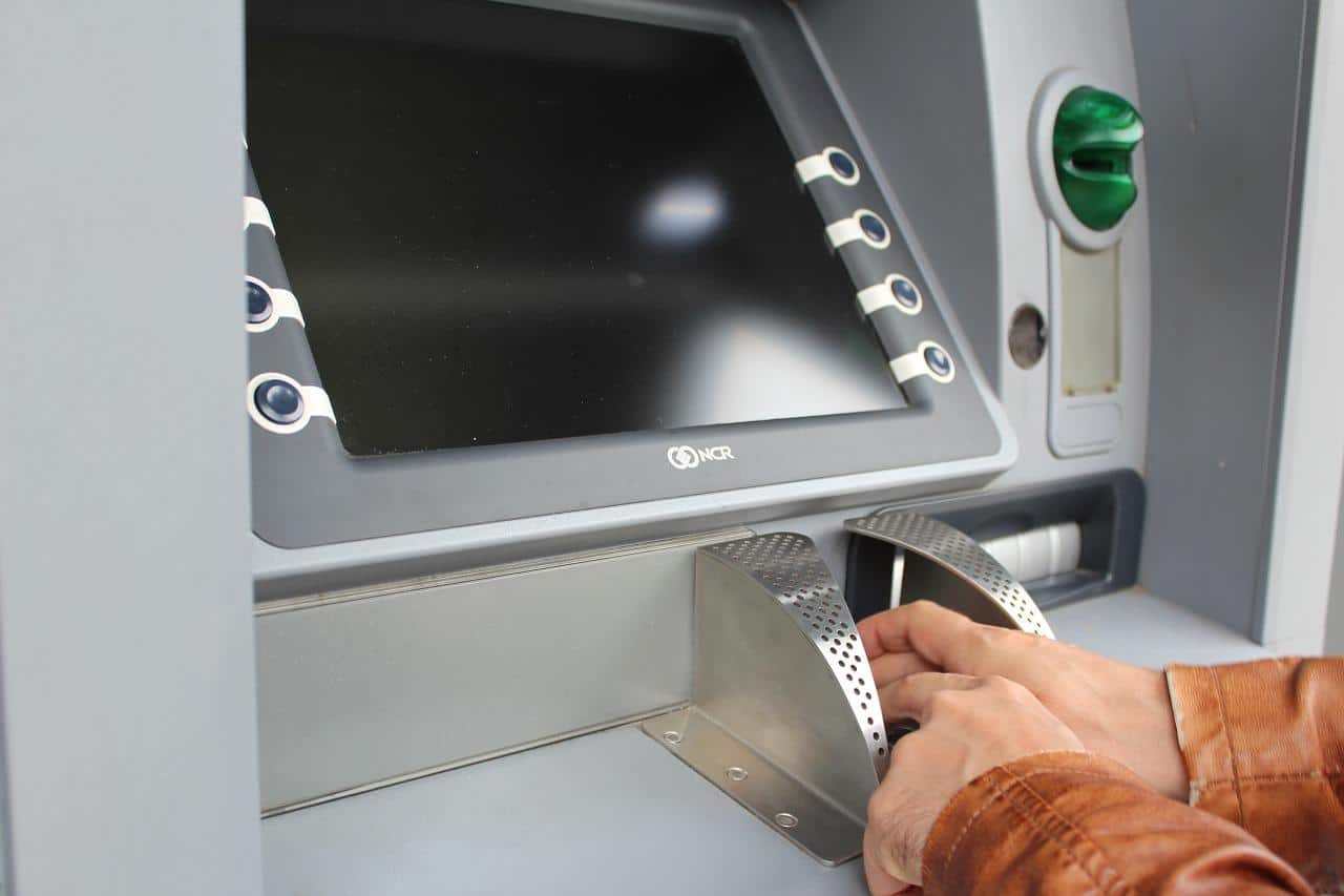 Драстично намалява броят на банкоматите в България, като в някои