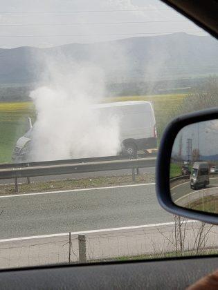 Горящ микробус на магистрала Хемус