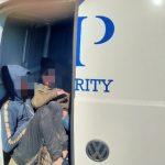 Гранични полиции задържа фалшив инкасо автомобил с нелегални имигранти