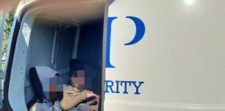 Гранични полиции задържа фалшив инкасо автомобил с нелегални имигранти