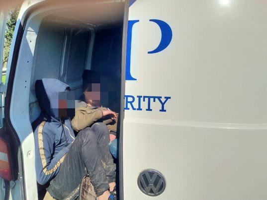 Гранични полиции задържа фалшив инкасо автомобил с нелегални имигранти