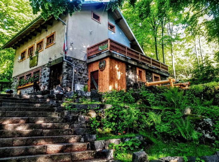 Хижа "Камен дел"