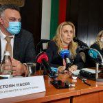 Марияна Николова (в средата)