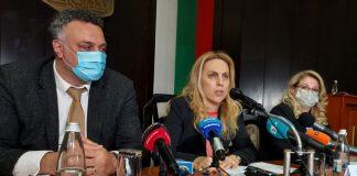 Марияна Николова (в средата)