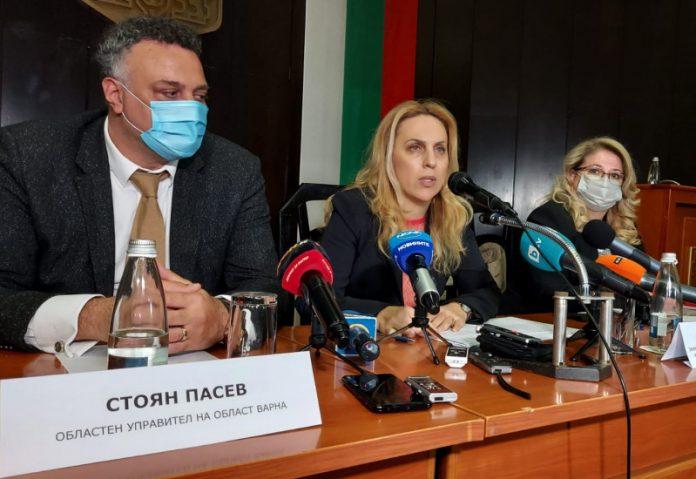 Марияна Николова (в средата)