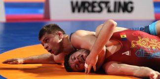 Мирослав Киров (в синьо)