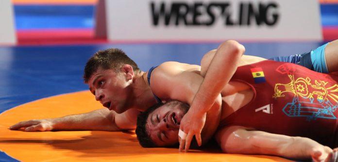 Мирослав Киров (в синьо)