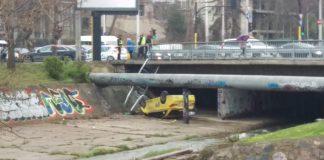 Паднало такси