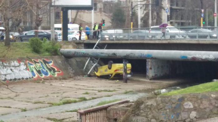 Паднало такси