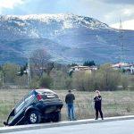 Кола се "изхлузи" от пътя