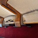 скъсани седалки в НС