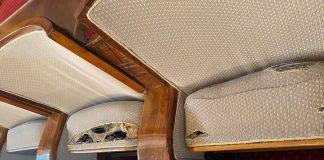 скъсани седалки в НС