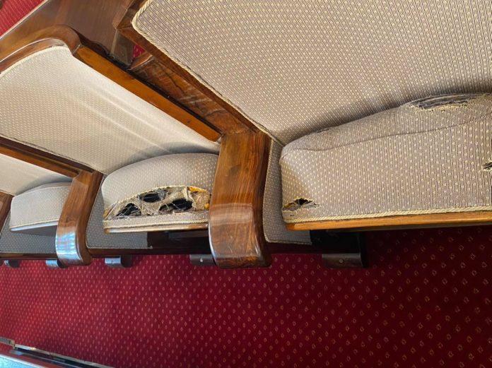 скъсани седалки в НС