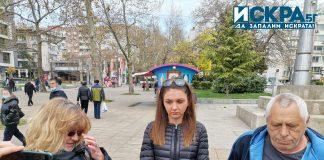 Славка Костадинова и близки на починалия