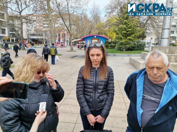 Славка Костадинова и близки на починалия