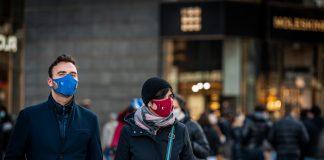 Туристи с маски.