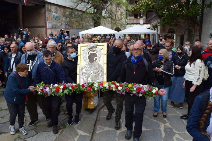 Литийното шествие в Бачковския манастир