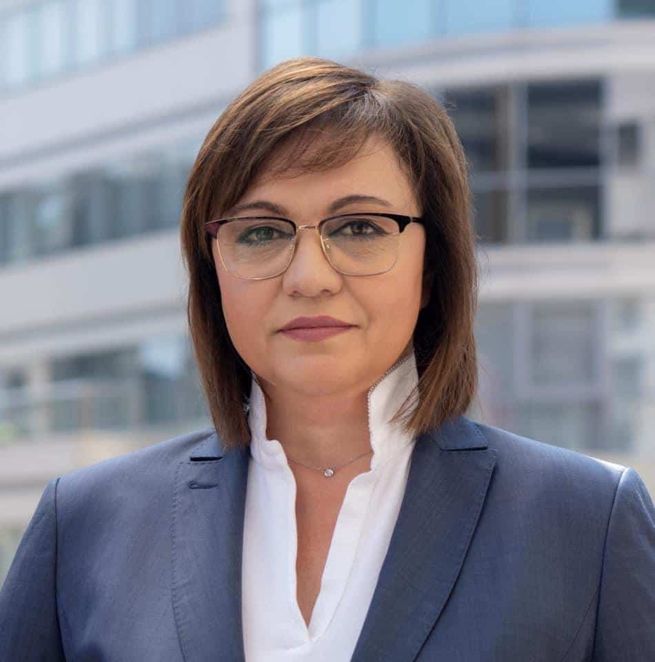 На дълга опашка изчака Корнелия Нинова за да упражни правото