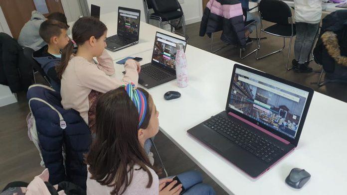 Неделното училище в Лутън, Англия