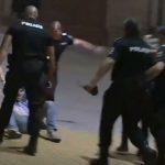 Организми в униформи влачат момичето