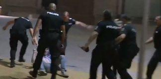 Организми в униформи влачат момичето