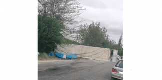 Преобърнат тир