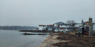 Незаконни постройки на пясъка в рибарското селище