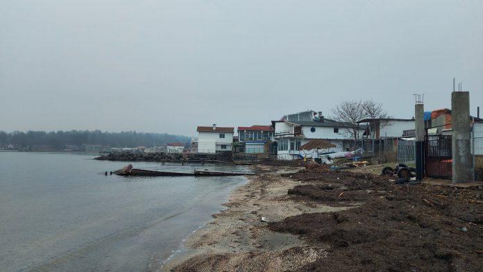 Незаконни постройки на пясъка в рибарското селище