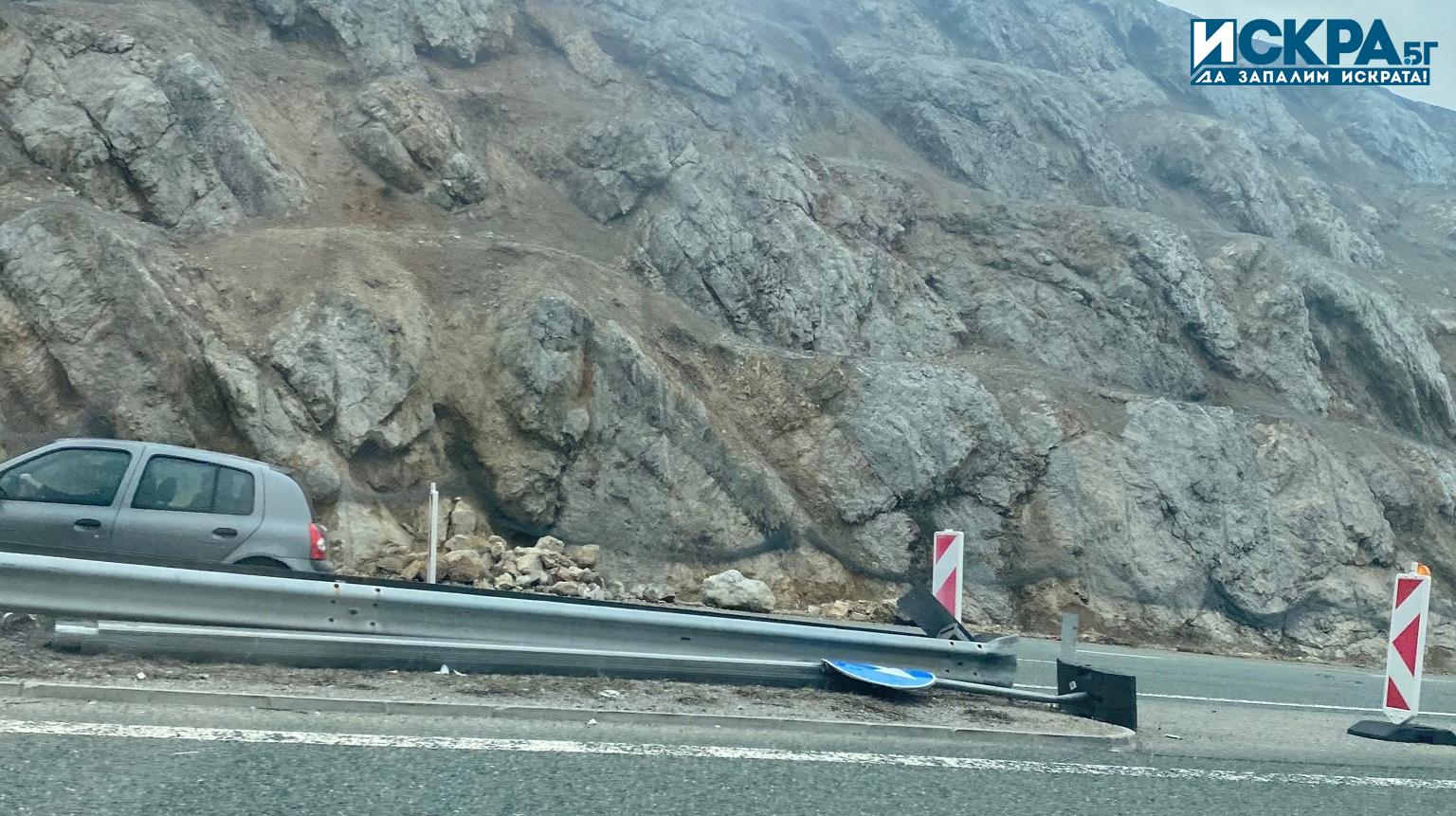 Движението към Рилския манастир в момента е затруднено съобщиха от