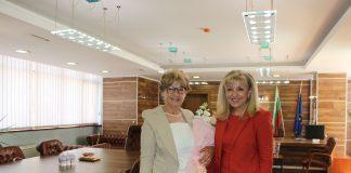 Служебен министър Виолета Комитова и министър в оставка Петя Аврамова