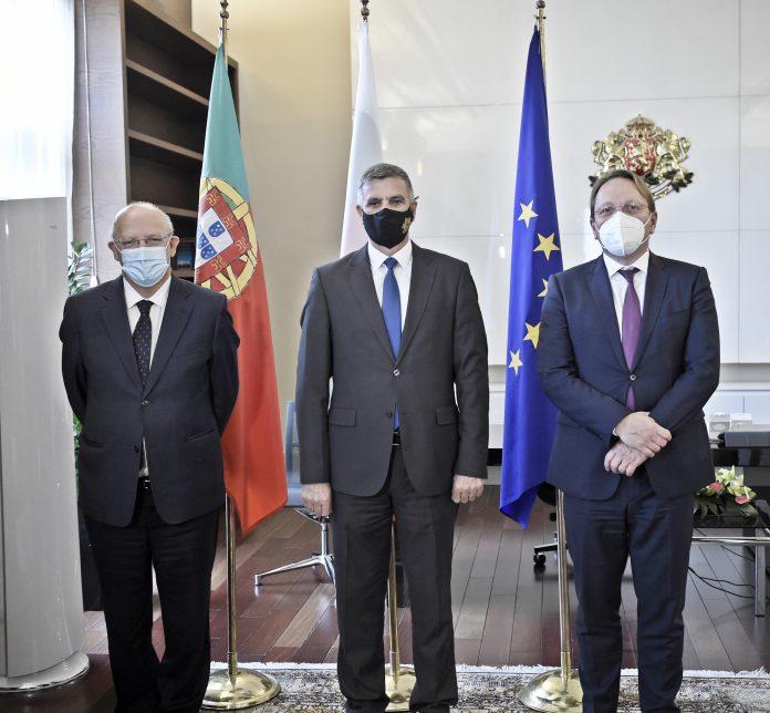 Стефан Янев (в средата)