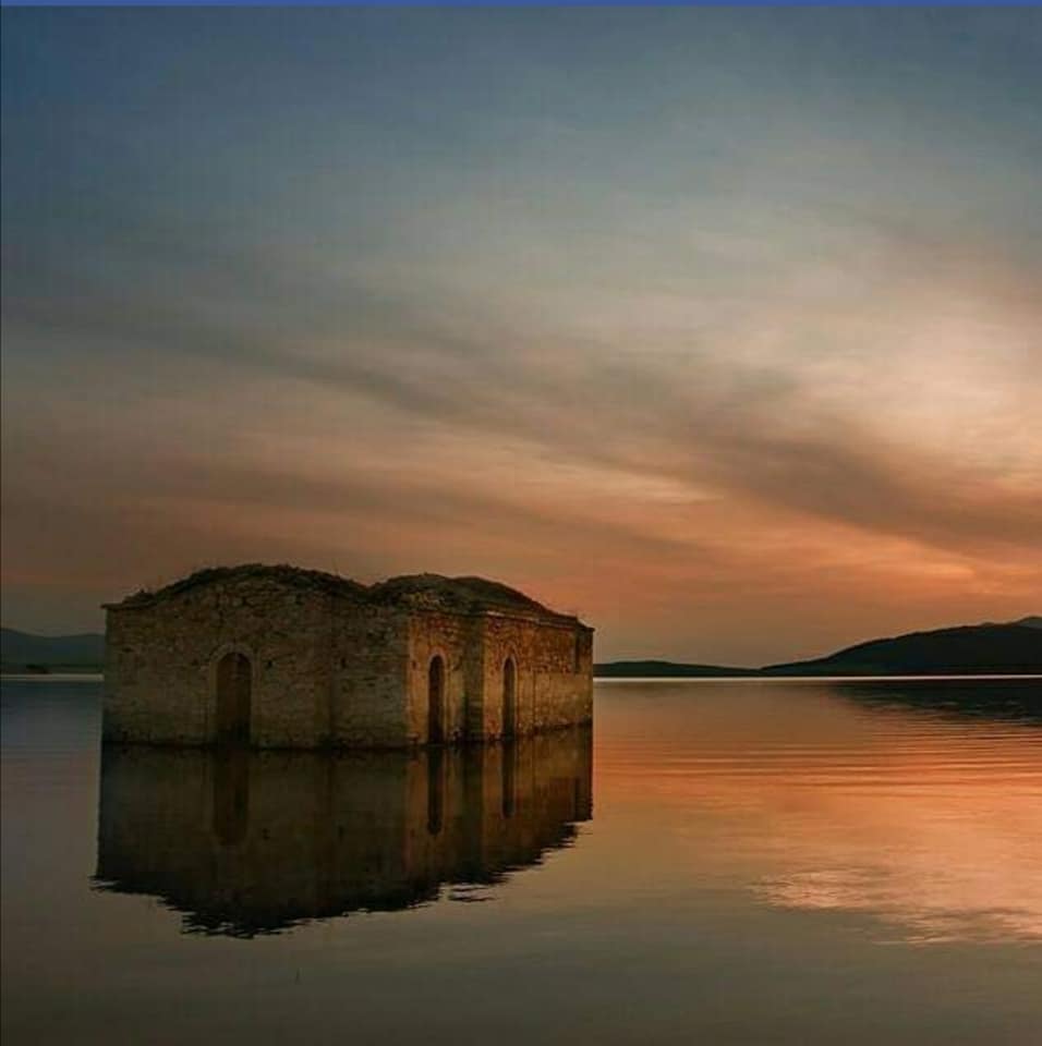 Микробус мина през легнал човек на поляната край язовир Жребчево