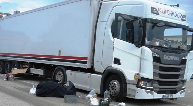 Аварирал тежкотоварен камион затруднява движението по пътя Ботевград-Плевен – в