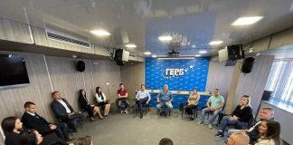 "Здравейте, казвам се Бойко и не съм..."