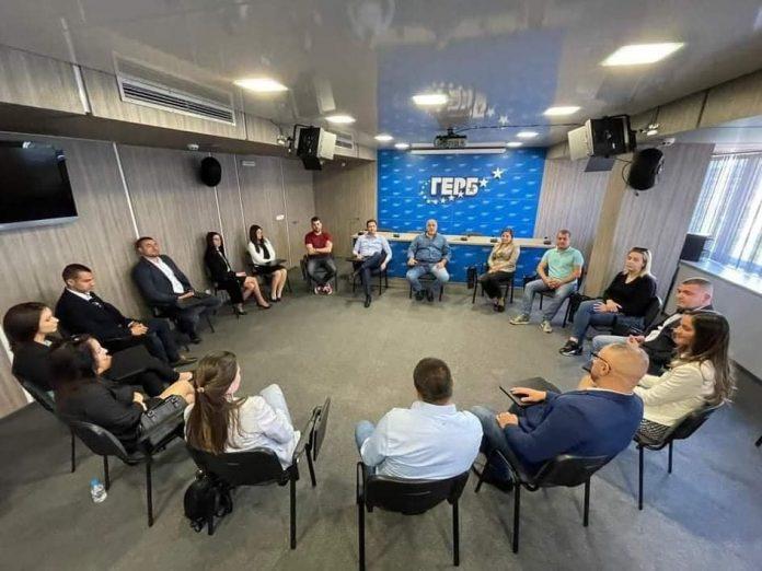 "Здравейте, казвам се Бойко и не съм..."